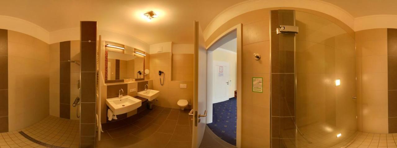 Hotel Weingut Matthias Dostert / Culinarium à Nittel Extérieur photo